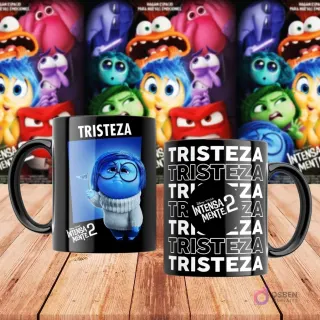 Taza negra sublimada con personaje Tristeza de Intensamente 2 y patrón de texto 'Tristeza', con póster de la película de fondo.