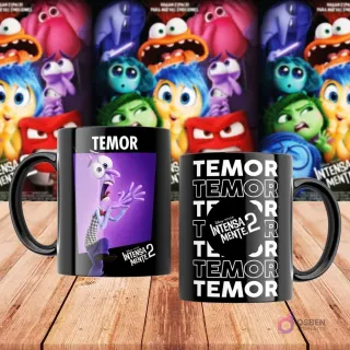 Taza negra sublimada con personaje Temor de Intensamente 2 y patrón de texto 'Temor', con póster de la película de fondo.
