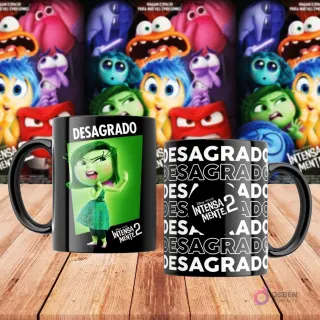 Taza negra sublimada con personaje Desagrado de Intensamente 2 y patrón de texto 'Desagrado', con póster de la película de fondo.