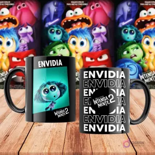 Taza negra sublimada con personaje Envidia de Intensamente 2 y patrón de texto 'Envidia', con póster de la película de fondo.