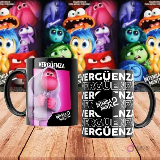 Taza negra sublimada con personaje Vergüenza de Intensamente 2 y patrón de texto 'Vergüenza', con póster de la película de fondo.