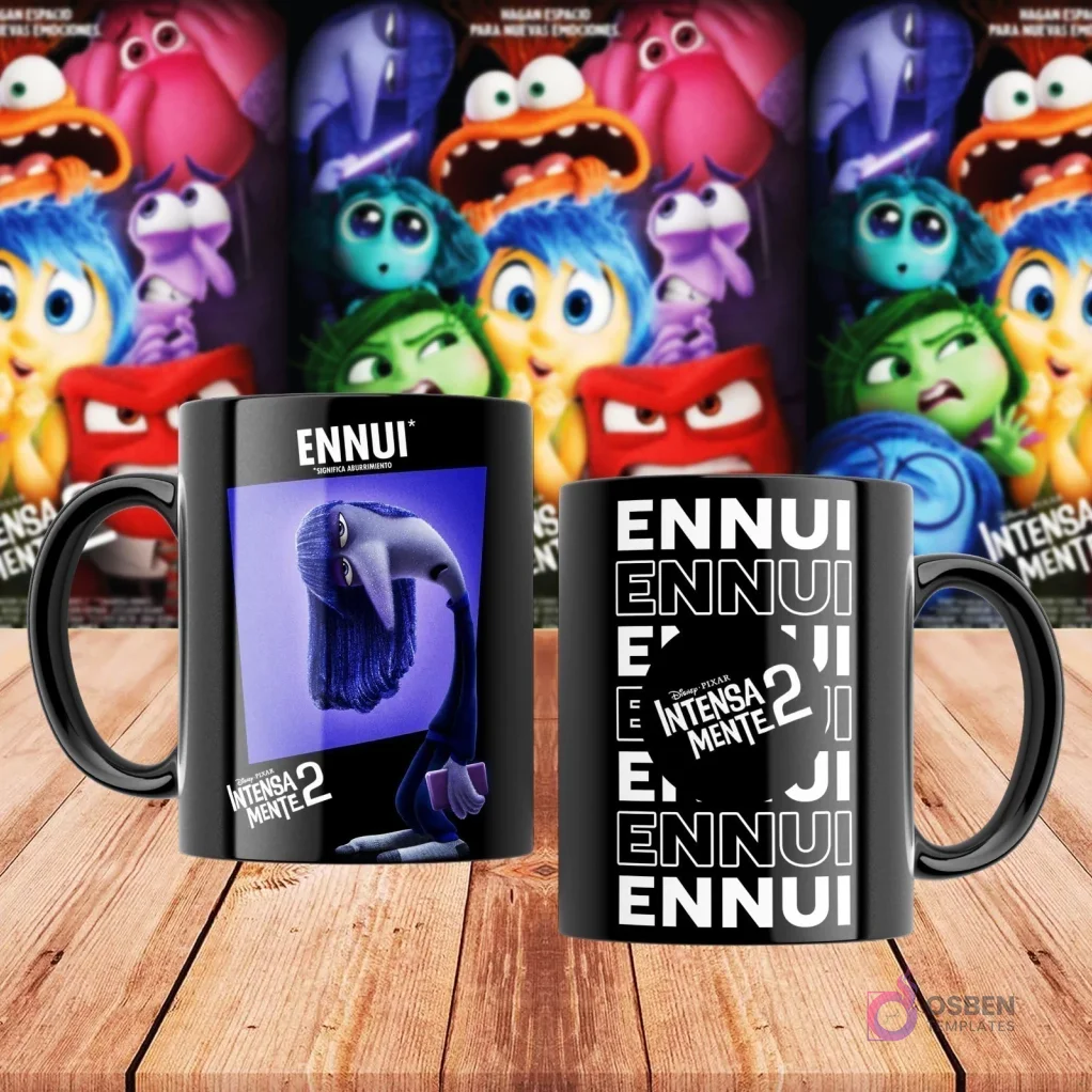 Taza negra sublimada con personaje Ennui de Intensamente 2 y patrón de texto 'Ennui', con póster de la película de fondo.