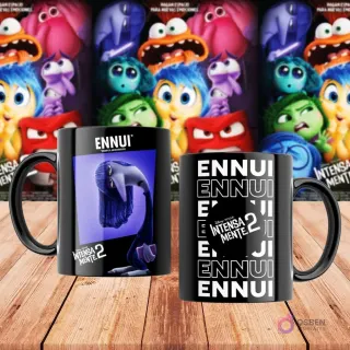Taza negra sublimada con personaje Ennui de Intensamente 2 y patrón de texto 'Ennui', con póster de la película de fondo.