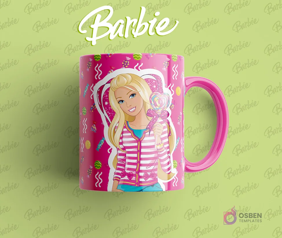 Taza sublimada con Barbie sujetando una piruleta en forma de corazón, con un suéter a rayas, fondo rosa con dulces.