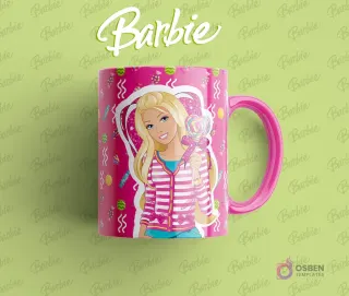 Taza sublimada con Barbie sujetando una piruleta en forma de corazón, con un suéter a rayas, fondo rosa con dulces.