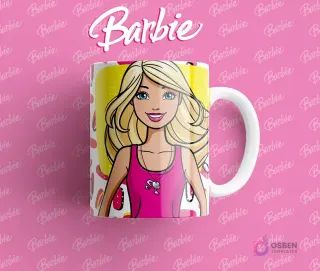 Taza sublimada con Barbie en un top rosa, sonriendo, con un fondo de frutas y puntos de estilo pop art.