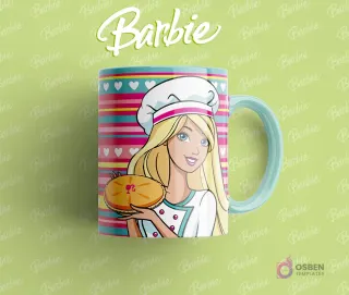 Taza sublimada con Barbie chef, con gorro blanco y uniforme, sosteniendo un pastel de manzana, fondo de corazones y rayas.