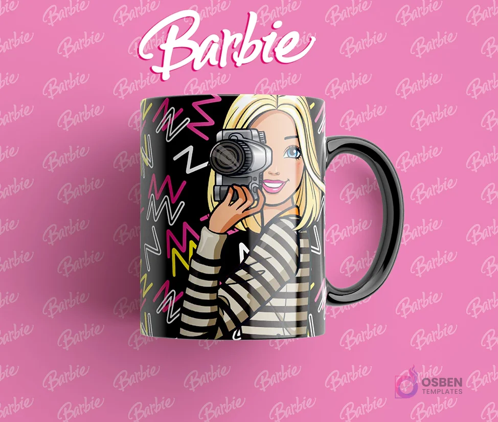 Taza con asa negra y diseño de Barbie fotógrafa, con una cámara retro y fondo de patrones geométricos en blanco y negro.