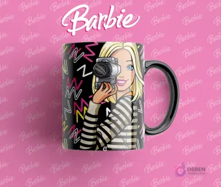 Taza con asa negra y diseño de Barbie fotógrafa, con una cámara retro y fondo de patrones geométricos en blanco y negro.