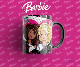 Taza con asa negra y diseño de Barbie y su amiga de cabello oscuro, sobre un fondo de corazones blancos y negros.