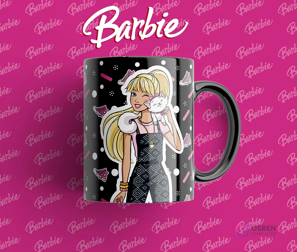 Taza con asa negra y diseño de Barbie con coletas, sujetando un gatito blanco, con un vestido a cuadros, fondo negro con patrones de zapatillas rosas.