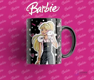 Taza con asa negra y diseño de Barbie con coletas, sujetando un gatito blanco, con un vestido a cuadros, fondo negro con patrones de zapatillas rosas.
