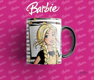 Taza con asa negra y diseño de Barbie rubia con trenzas y destellos dorados, sonriendo, fondo blanco y negro con corazones dorados.