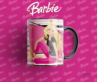 Taza con asa negra y diseño de Barbie sentada, con un top brillante y pantalones rosas, fondo con patrones de corazones dorados y ropa.