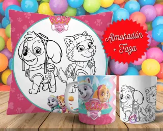 Cojín y tazas con diseño de Paw Patrol (Skye y Everest) para pintar, sobre fondo de bolas de colores. Un cojín muestra a las perritas en blanco y negro, y dos tazas, una a color y otra para colorear.