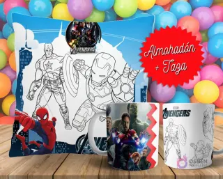 Cojín y tazas con diseño de The Avengers para pintar, sobre fondo de bolas de colores. Un cojín muestra a Capitán América y Iron Man en blanco y negro, y dos tazas, una a color y otra para colorear.