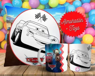 Cojín y tazas con diseño de Cars (Rayo McQueen y Mate) para pintar, sobre fondo de bolas de colores. Un cojín muestra a Rayo McQueen en blanco y negro, y dos tazas, una a color y otra para colorear.