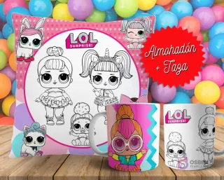 Cojín y tazas con diseño de LOL Surprise (muñecas unicornio) para pintar, sobre fondo de bolas de colores. Un cojín muestra varias muñecas en blanco y negro, y dos tazas, una a color y otra para colorear.