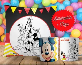 Cojín y tazas con diseño de Mickey Mouse, Donald y Goofy para pintar, sobre fondo de bolas de colores. Un cojín muestra a los personajes en blanco y negro, y dos tazas, una a color y otra para colorear.