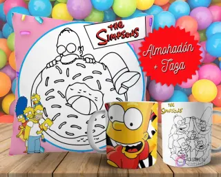 Cojín y tazas con diseño de Los Simpson (Homer con dona) para pintar, sobre fondo de bolas de colores. Un cojín muestra a Homer en blanco y negro, y dos tazas, una a color y otra para colorear.