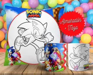 Cojín y tazas con diseño de Sonic Mania para pintar, sobre fondo de bolas de colores. Un cojín muestra a Sonic en blanco y negro, y dos tazas, una a color y otra para colorear.