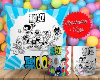 Cojín y tazas con diseño de Teen Titans Go! para pintar, sobre fondo de bolas de colores. Un cojín muestra a los Jóvenes Titanes en blanco y negro, y dos tazas, una a color y otra para colorear.