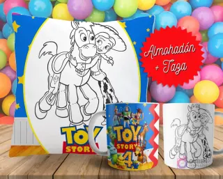 Cojín y tazas con diseño de Toy Story (Woody, Jessie, Bullseye) para pintar, sobre fondo de bolas de colores. Un cojín muestra a los personajes en blanco y negro, y dos tazas, una a color y otra para colorear.