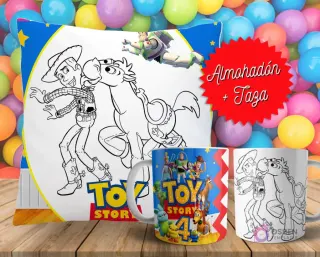 Cojín y tazas con diseño de Toy Story (Woody, Buzz) para pintar, sobre fondo de bolas de colores. Un cojín muestra a Woody y Buzz en blanco y negro, y dos tazas, una a color y otra para colorear.
