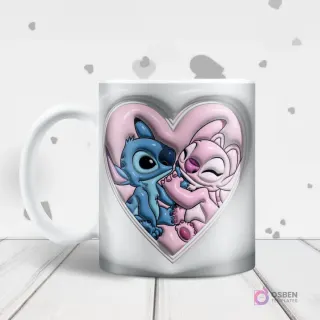 Mug blanco con diseño de sublimación 3D inflado de Stitch y Angel (Lilo & Stitch) abrazándose con cariño dentro de un corazón rosa.