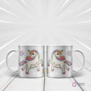 Dos mugs blancos mostrando un diseño de sublimación de un unicornio blanco con crin y cola de arcoíris, rodeado de estrellas coloridas.