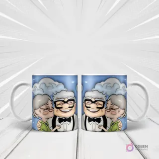 Dos mugs blancos con diseño de sublimación de Carl y Ellie (Up, versiones mayores) en un fondo de cielo azul con nubes, ella besándolo.