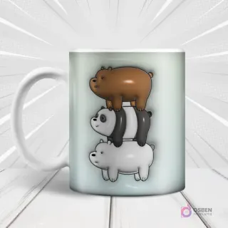 Mug blanco con diseño de sublimación de los tres osos de We Bare Bears apilados uno sobre otro: Pardo, Panda y Polar.