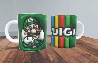 Taza sublimada verde con efecto 3D del rostro de Luigi con su gorra en un lado, y el nombre "LUIGI" sobre franjas de colores en el otro.
