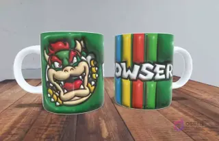 Taza sublimada verde con efecto 3D del rostro de Bowser, el rey Koopa, con su expresión intimidante en un lado, y el nombre "BOWSER" sobre franjas de colores en el otro.