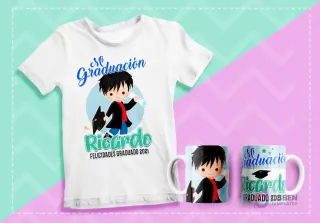 Mockup de polera y dos tazas sublimadas con diseño de graduación de personaje masculino de cabello oscuro, diploma y gorro, texto 'Mi Graduación Ricardo Felicidades Graduado 2021' sobre fondo pastel.