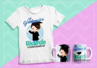 Mockup de polera y dos tazas sublimadas con diseño de graduación de personaje masculino de cabello rubio, diploma y gorro, texto 'Mi Graduación Ricardo Felicidades Graduado 2021' sobre fondo pastel.