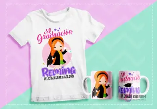 Mockup de polera y dos tazas sublimadas con diseño de graduación de personaje femenino de cabello rojo, diploma y gorro, texto 'Mi Graduación Romina Felicidades Graduada 2021' sobre fondo pastel.