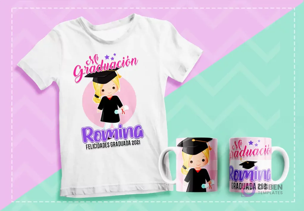 Mockup de polera y dos tazas sublimadas con diseño de graduación de personaje femenino de cabello rubio, diploma y gorro, texto 'Mi Graduación Romina Felicidades Graduada 2021' sobre fondo pastel.