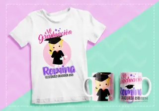 Mockup de polera y dos tazas sublimadas con diseño de graduación de personaje femenino de cabello rubio, diploma y gorro, texto 'Mi Graduación Romina Felicidades Graduada 2021' sobre fondo pastel.