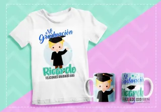 Mockup de polera y dos tazas sublimadas con diseño de graduación de personaje masculino de cabello rubio con gorro de birrete en alto, texto 'Mi Graduación Ricardo Felicidades Graduado 2021' sobre fondo pastel.