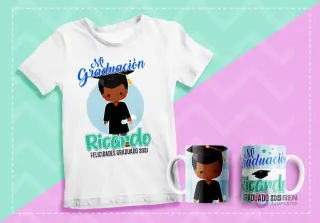 Mockup de polera y dos tazas sublimadas con diseño de graduación de personaje masculino de piel oscura, diploma y gorro, texto 'Mi Graduación Ricardo Felicidades Graduado 2021' sobre fondo pastel.