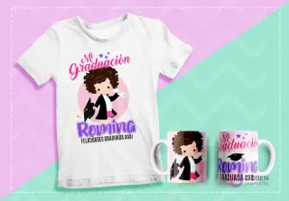 Mockup de polera y dos tazas sublimadas con diseño de graduación de personaje femenino de cabello rizado oscuro, diploma y gorro, texto 'Mi Graduación Romina Felicidades Graduada 2021' sobre fondo pastel.