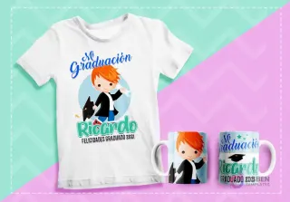 Mockup de polera y dos tazas sublimadas con diseño de graduación de personaje masculino de cabello rojizo, diploma y gorro, texto 'Mi Graduación Ricardo Felicidades Graduado 2021' sobre fondo pastel.