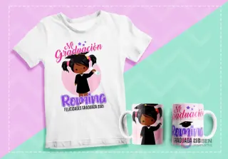 Mockup de polera y dos tazas sublimadas con diseño de graduación de personaje femenino de piel oscura y cabello en coletas, diploma y gorro, texto 'Mi Graduación Romina Felicidades Graduada 2021' sobre fondo pastel.
