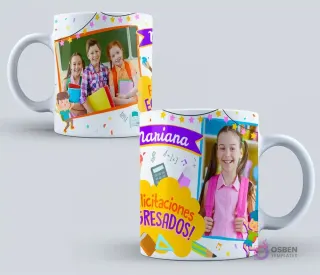 Dos tazas de graduación infantiles. Una con tres niños sonriendo en un marco escolar y otra con una niña con mochila rosa y la inscripción 'Felicitaciones Egresados' sobre fondo alegre con símbolos escolares.