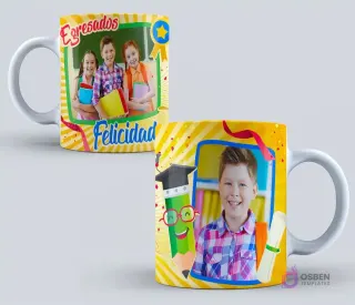 Dos tazas de sublimación con temática de graduación infantil en fondo amarillo. Una muestra tres niños en un marco con texto 'Egresados Felicidad', la otra un niño feliz en un marco azul y un lápiz animado con birrete.