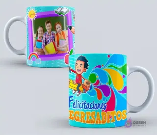 Dos tazas de graduación infantil en tonos turquesa y azul. Una con tres niños en un marco de sol y arcoíris, la otra con un niño animado volando sobre un lápiz y la frase 'Felicitaciones Egresaditos'.