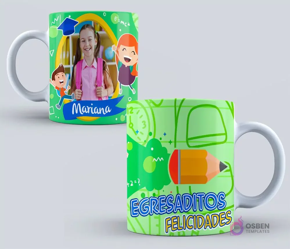 Dos tazas de graduación en fondo verde claro. Una con una niña sonriente y el nombre 'Mariana' en un marco verde, rodeada de niños animados con birretes. La otra, con un lápiz grande animado y 'Egresaditos Felicidades'.