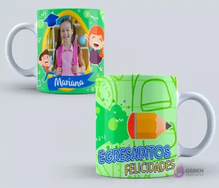 Dos tazas de graduación en fondo verde claro. Una con una niña sonriente y el nombre 'Mariana' en un marco verde, rodeada de niños animados con birretes. La otra, con un lápiz grande animado y 'Egresaditos Felicidades'.