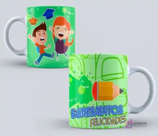 Dos tazas de sublimación de graduación infantil con fondo verde. Una muestra niños animados saltando con birretes, la otra un lápiz gigante animado y el texto 'Egresaditos Felicidades'.
